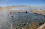 Maravilhosa piscina de águas quentes a quase 4.500 metros de altitude e temperatura externa próxima do 0 graus, no caminho para a Laguna Colorada, na Bolívia